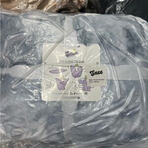 Viral Snee Cloud Luxe wearable Blanket in marble